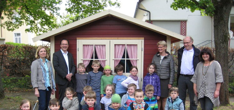Strahlende Kinderaugen: Das Gartenhaus im Schwedenlook ist eine der neuen Errungenschaften des Kinderhauses Kirchheim. Auf dem B