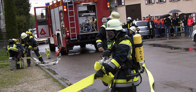 Die Feuerwehrleute hatten den vermeintlichen Brand schnell unter Kontrolle. Foto: Sven Klein