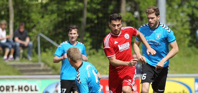 Weilheims Marco Parotta (in Rot) lässt hier Claudio Römer aussteigen. Der TSV konnte gegen Waldstetten in der zweiten Hälfte all