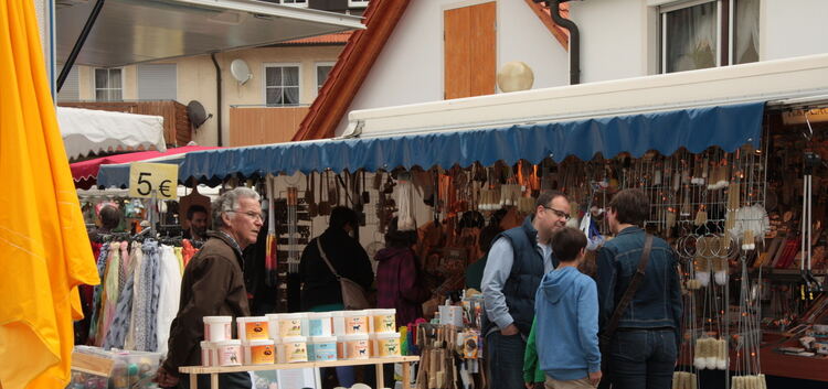 Kunterbunter Markt. Buntes Markttreiben am Samstag rund um die Gutenberger Kirche: Zum fünften Mal bot der kleine Lenninger Orts
