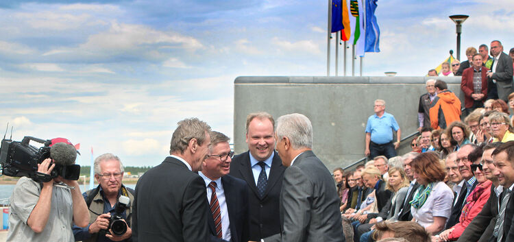 Händeschütteln vor der Übergabe des Zwenkauer Sees: Der sächsische Ministerpräsident Stanislaw Tillich (rechts) begrüßt den Land