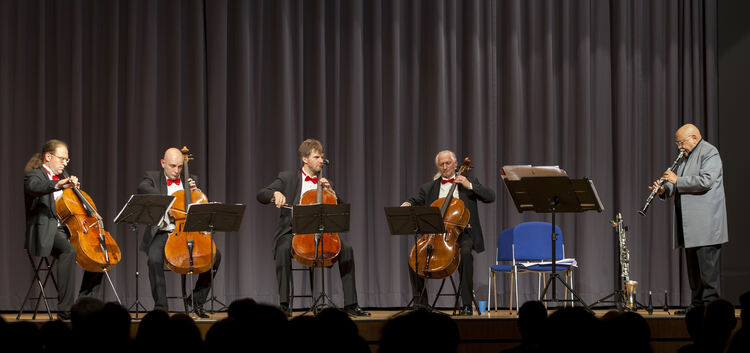 Künstlerischer Dialog auf Augenhöhe: Das Rastrelli-Celloquartett und Giora Feidman.Foto: Genio Silviani