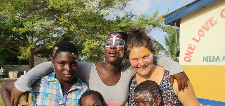 Faschingsparty in Ghana: Laura Elser mit ihren „Mädels“ aus dem Waisenhaus.Foto: le