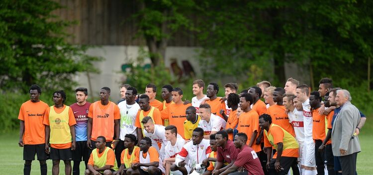 Kein Bild wie jedes andere: Die VfB-Bundesligajunioren und die Flüchtlinge aus der Dettinger Straße vor dem Spiel auf dem TG-Pla