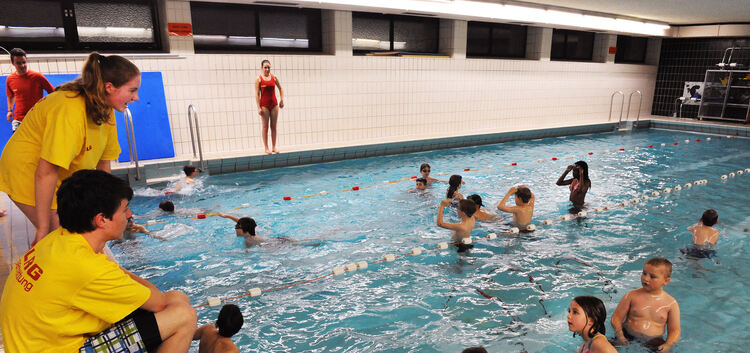 Weilheim, Hallenbad / Lehrschwimmbecken in der Limburghalle, Schwimmkurs, schwimmen, DLRG
