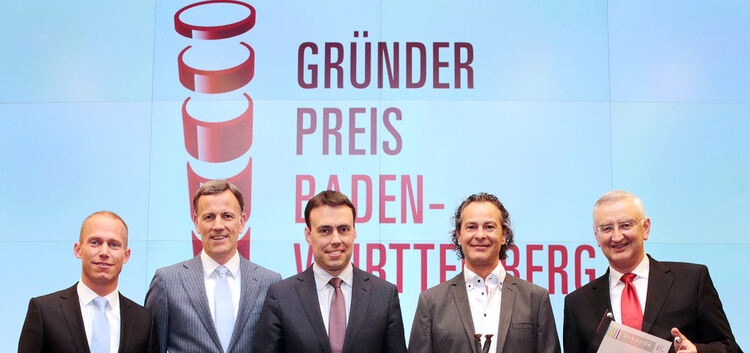 Torsten Reuß, Inhaber der Dettinger Tosstec KG (Zweiter von rechts), erhielt von Kai Scholze, Unternehmenskundenvorstand der Kre