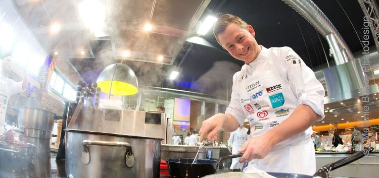 Der Wettbewerb machte offensichtlich Spaß: Bruno Ebermann beim Halbfinale zum „Koch des Jahres“ in Achern.Foto: pr