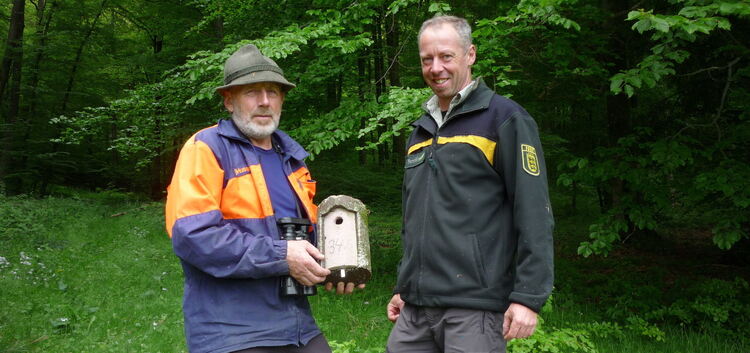 Forstwirtschaftsmeister Hans Lude (links) und der Lenninger Revierleiter Alexander Klein sind zufrieden mit der Belegung der Nis