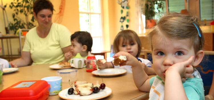 Ob zu Hause oder in der Kita, für Kleinkinder ist ein ausgewogenes Frühstück mit Brot und Obst wichtig. Selbiges sollte auch für