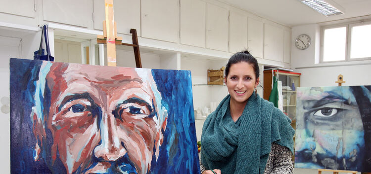 Die Dettinger Künstlerin Kerstin Starkert will demenzkranke Menschen über das Malen fördern.Foto: Jean-Luc Jacques