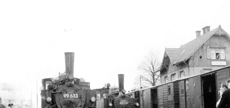 Gemeinsam mit ihrer von der Maschinenfabrik Esslingen gebauten Schwester-Lok fährt die 99 633 im Jahr 1964 im Bahnhof Bad Buchau
