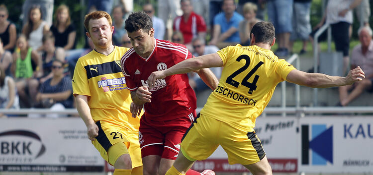 TSV Weilheim (rot) - TV Echterdingen (gelb),Kai Hörsting Mitte beim Dribbling gegen Dennis Zschorsch Rechts und Moritz Wille Lin
