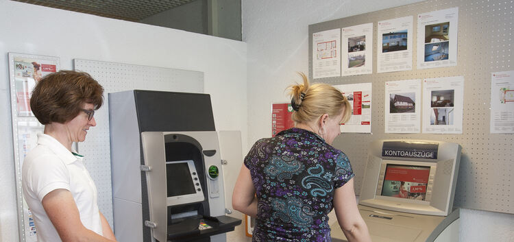 Gute Nachrichten für die Ohmdener Volksbank-Kunden: Sie können künftig Geld am Automaten der Kreissparkasse im Ort abheben, ohne