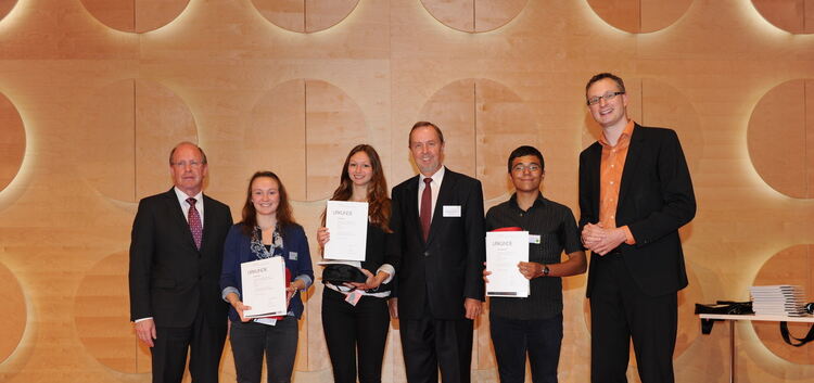 Die erfolgreichen Schüler des Kirchheimer Schlossgymnasiums mit Landtagspräsident Klenk und den beiden Kirchheimer Abgeordneten