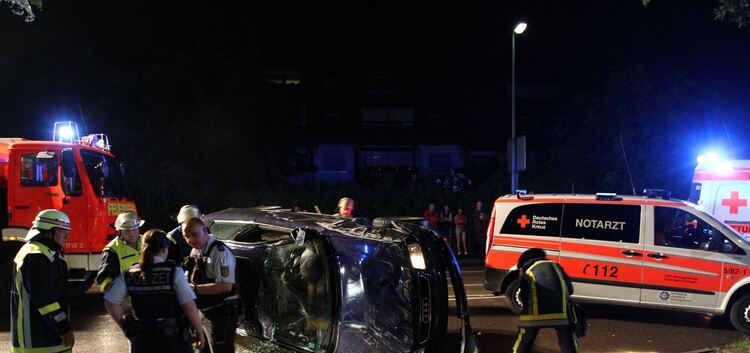 KIRCHHEIM:Ein 26-jähriger Kirchheimer hat sich in der Nacht von Freitag auf Samstag mit seinem Audi überschlagen. Er befuhr gege