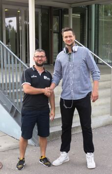 Mehr Größe für den VfL: Trainer Bekim Kukiqi mit Center-Neuverpflichtung Michal Kucharski (rechts).Foto: Uli Tangl