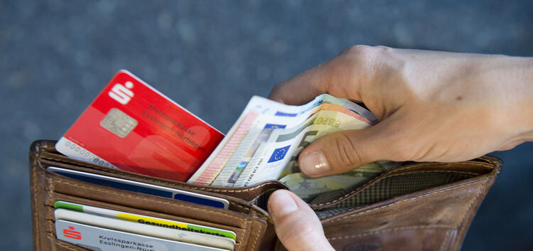 Bank- und Kreditkarten sind weit verbreitet. Trotzdem ist Bargeld für viele noch immer das beliebteste Zahlungsmittel.Fotos: Den