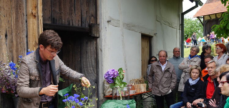 Holger Schweizer, aus der TV-Sendung „ARD-Buffet“ bekannter Floristmeister, gab Tipps.Foto: Rudi Fritz