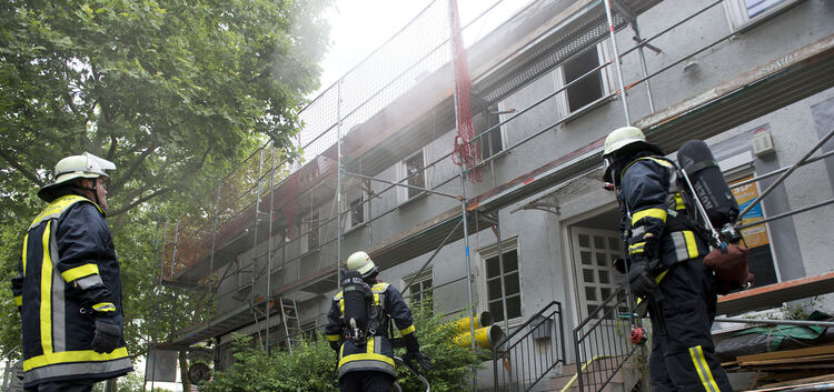 Mit starkem Gebläse ging die Feuerwehr gegen den Rauch im ersten Stock eines Gebäudes auf der Kirchheimer Alleenstraße vor. In d