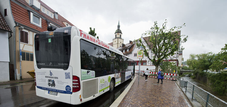 Das Hinterteil steht ab: Busfahrer klagen über den zu steilen Ein- und Ausfahrtswinkel der Haltebucht in der Kirchheimer Straße.