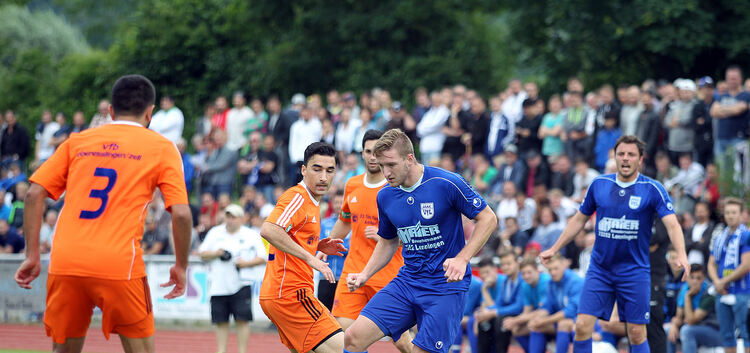 Ballbesitz für die Blauen - doch die in Orange gedressten Spieler des VfB Oberesslingen/Zell gewinnen in Weilheim das Spiel. Neb