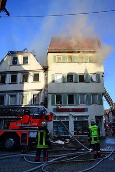 Das Feuer, das am Mittwochabend in der Esslinger Altstadt ausbrach, hat die Gebäude Oberer Metzgerbach 1 und ­Pliensaustraße 13