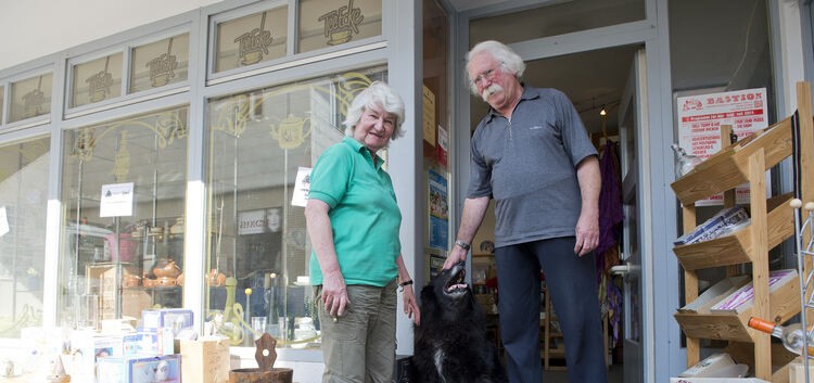 Helga und Gerhard Hörsch und Hund Bella verabschieden sich aus Altersgründen aus dem Teegeschäft. Foto: Deniz Calagan