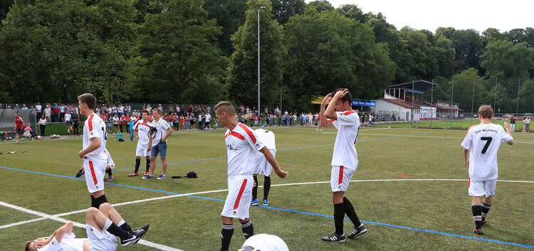 Grenzenlos enttäuscht: Weilheims A-Jugend-Kicker konnten ihr Pech nach dem verlorenen Elfmeterschießen kaum fassen. Foto: Bernd