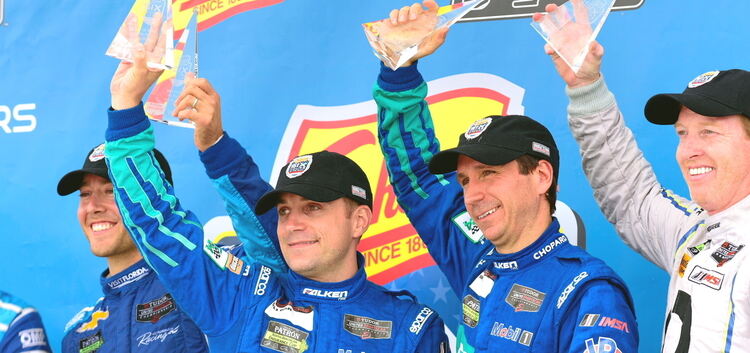 Grün-Blau im Glück: Nachdem er und Teamkollege Bryan Sellers den Falken-Porsche durch den Regen von Watkins Glen auf Platz eins