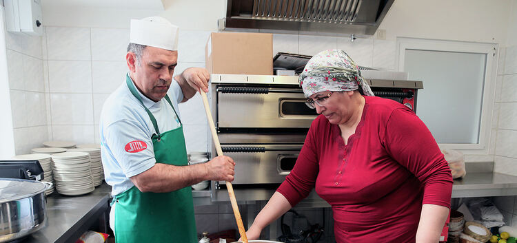 Unter der Leitung von Gül und Sefi Aydin bereiten die Helfer die Speisen für das Fastenessen zu. Auch Müslüm Kilic (kleines Foto