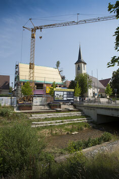 Der Baum am Giebel zur Kirche hin zeigt es an: Der Neubau der Verwaltungsstelle Jesingen schreitet voran. Gestern war Richtfest.