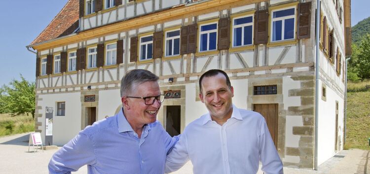 Givatayims Oberbürgermeister Ran Kunik (rechts) und Landrat Heinz Eininger im Freilichtmuseum Beuren, wo der Schulausschuss tagt