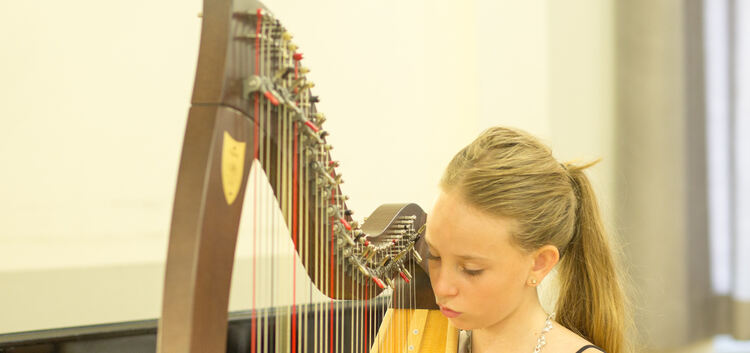 Ganz ins Spiel vertieft: Lilly Linsbauer bei ihrem Vortrag auf der Harfe. Foto: Johannes Stortz