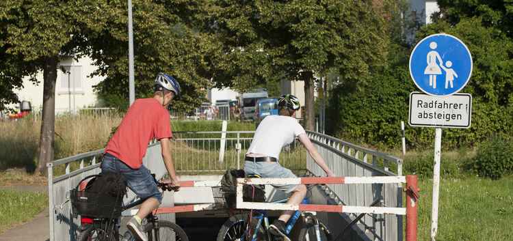 Für die meisten Radfahrer - auch für Schüler - ist die Absperrung offenbar nur eine sportliche Herausforderung. Foto: Jean-Luc J