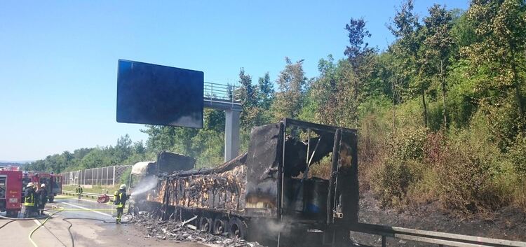 Der Lastwagen eines 56-Jährigen brannte gestern vollständig aus. Er hatte 18 Fässer Orangenkonzentrat geladen. Die Rauchsäule de