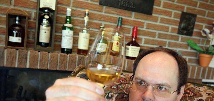 Fabian Pfister, Genussmensch. Schon die Farbe des Whiskys verrät ihm viel über den Geschmack. Foto: Rudel