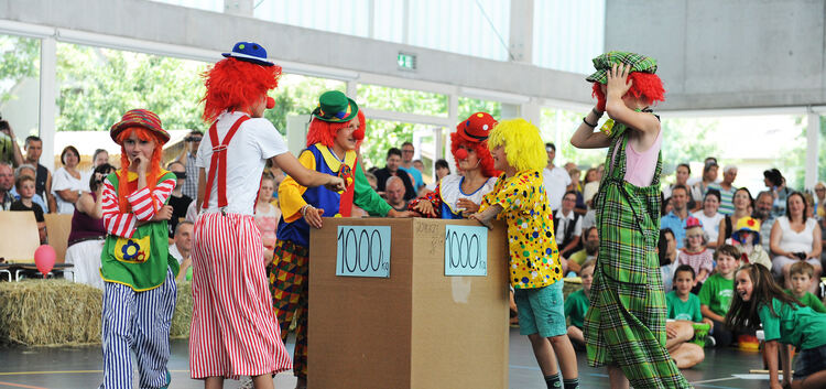 Bei bestem Wetter präsentierten sich die Kleinen beim Kinderfest in Nabern in farbenprächtigen Kostümen. Fotos: Markus Brändli