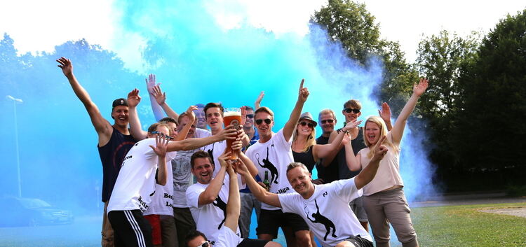 So feiert man den Bezirksliga-Aufstieg: Die Jesinger Tennis-Herren jubeln mit ihren Fans um die Wette.Pressefoto