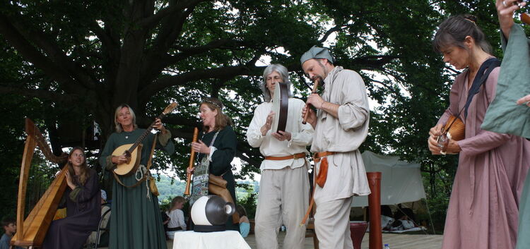 Die Gruppe „Banda Colini“ (oben) sorgt mit ihrer Musik für mittelalterliche Stimmung bei der Ziegelhütte. Daneben wird gekämpft