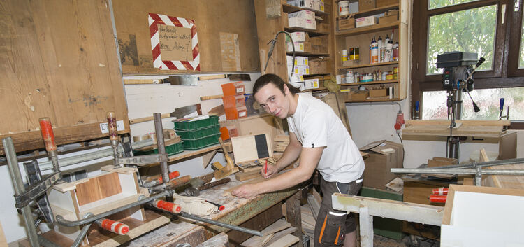 Der Auszubildende Frieder Hess arbeitet bei der Schreinerei Martin Schreiber in Kirchheim an seinem Gesellenstück, einem Bett mi