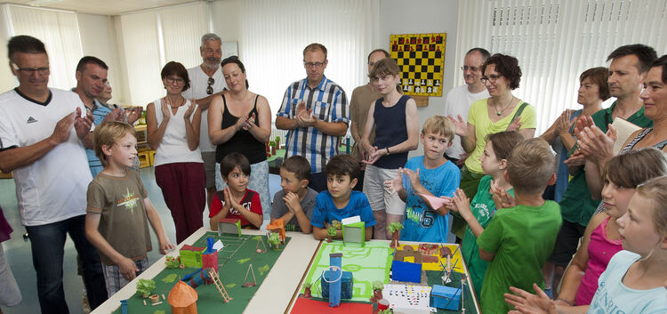 In Nabern stoßen die Vorschläge Kinder zur Gestaltung des Generationenplatzes auf großes Interesse.Foto: Jean-Luc Jacques