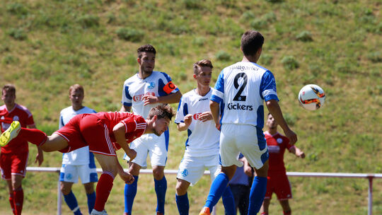 Hingucker: Landesligist TSV Weilheim (Kopfball: André Kriks) unterlag vor Turnierbeginn im Test gegen die U19-Mannschaft der Stu