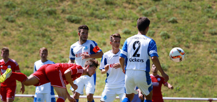 Hingucker: Landesligist TSV Weilheim (Kopfball: André Kriks) unterlag vor Turnierbeginn im Test gegen die U19-Mannschaft der Stu