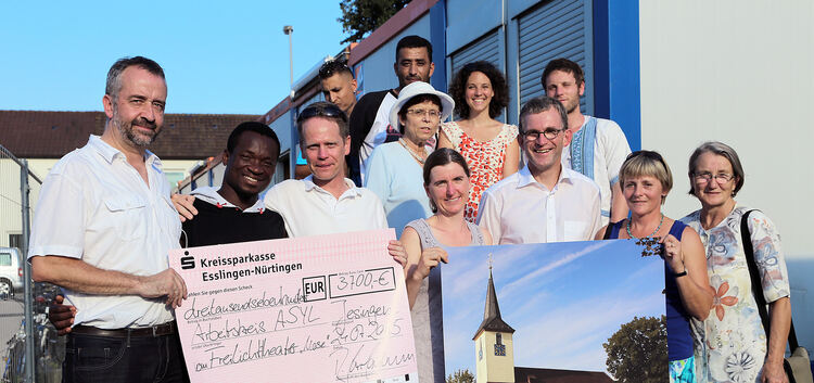 Die evangelische Kirchengemeinde Jesingen spendete dem Arbeitskreis Asyl 3¿700 Euro für das Containerdorf in der Dettinger Straß