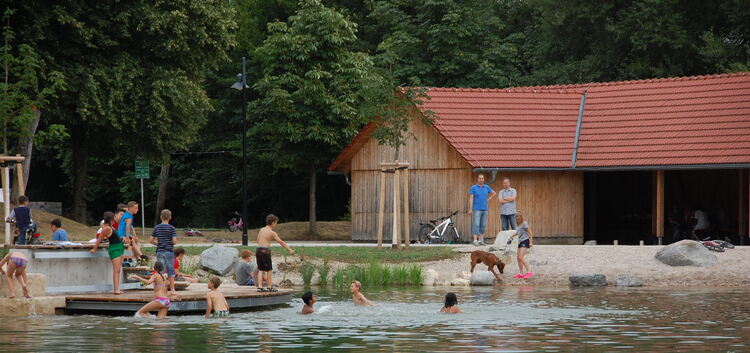 Aus rechtlichen Gründen ist das Schwimmen im Schlierbacher See offiziell verboten. Bürgermeister Paul Schmid sieht die Missachtu