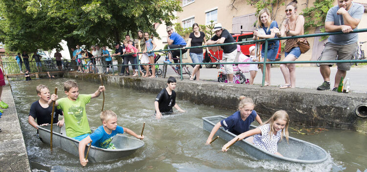 Lustig ging es zu beim Badewannenrennen in Neidlingen.Foto: Peter Dietrich