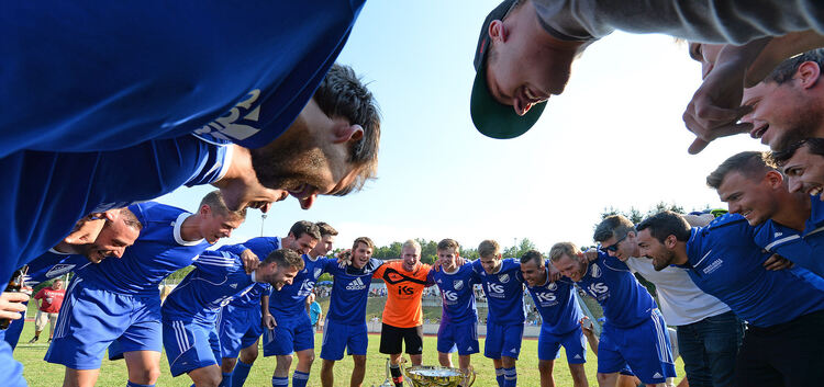 Glänzende Aussicht: Die Jesinger Fußballer bejubeln den Sieg beim Teckbotenpokal-Turnier in Ötlingen.Foto: Deniz Calagan