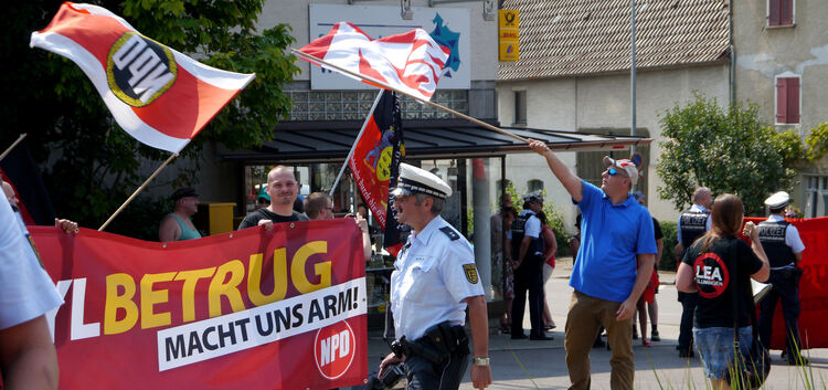 13 Aktivisten von NPD und Jungen Nationaldemokraten demonstrierten am Sonntag in Weilheim gegen das Flüchtlingsheim, das heute b