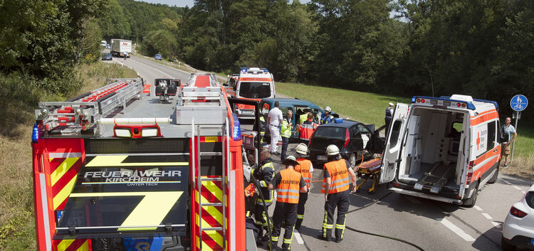 Zwei Menschen verletzen sich bei Unfall schwer. Eine 43-jährige Autofahrerin aus Kirchheim hat am Donnerstag gegen 13.45 Uhr auf
