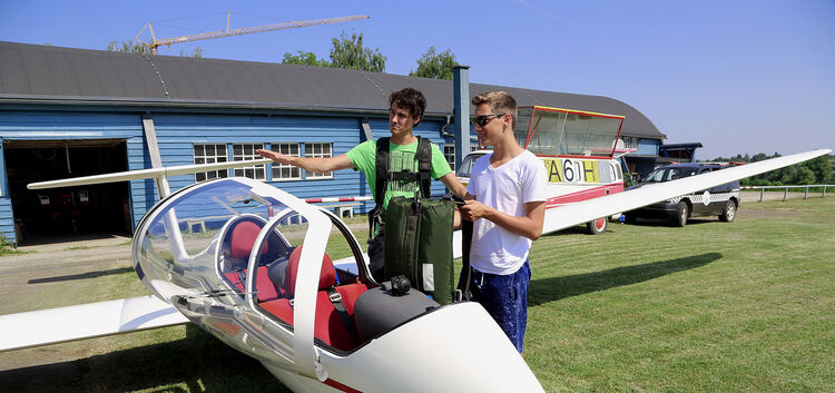 Jugendliche können zu niedrigen Mitgliedsbeiträgen zum Segelflugverein gehen, um dort eine relativ günstige Flugausbildung zu er